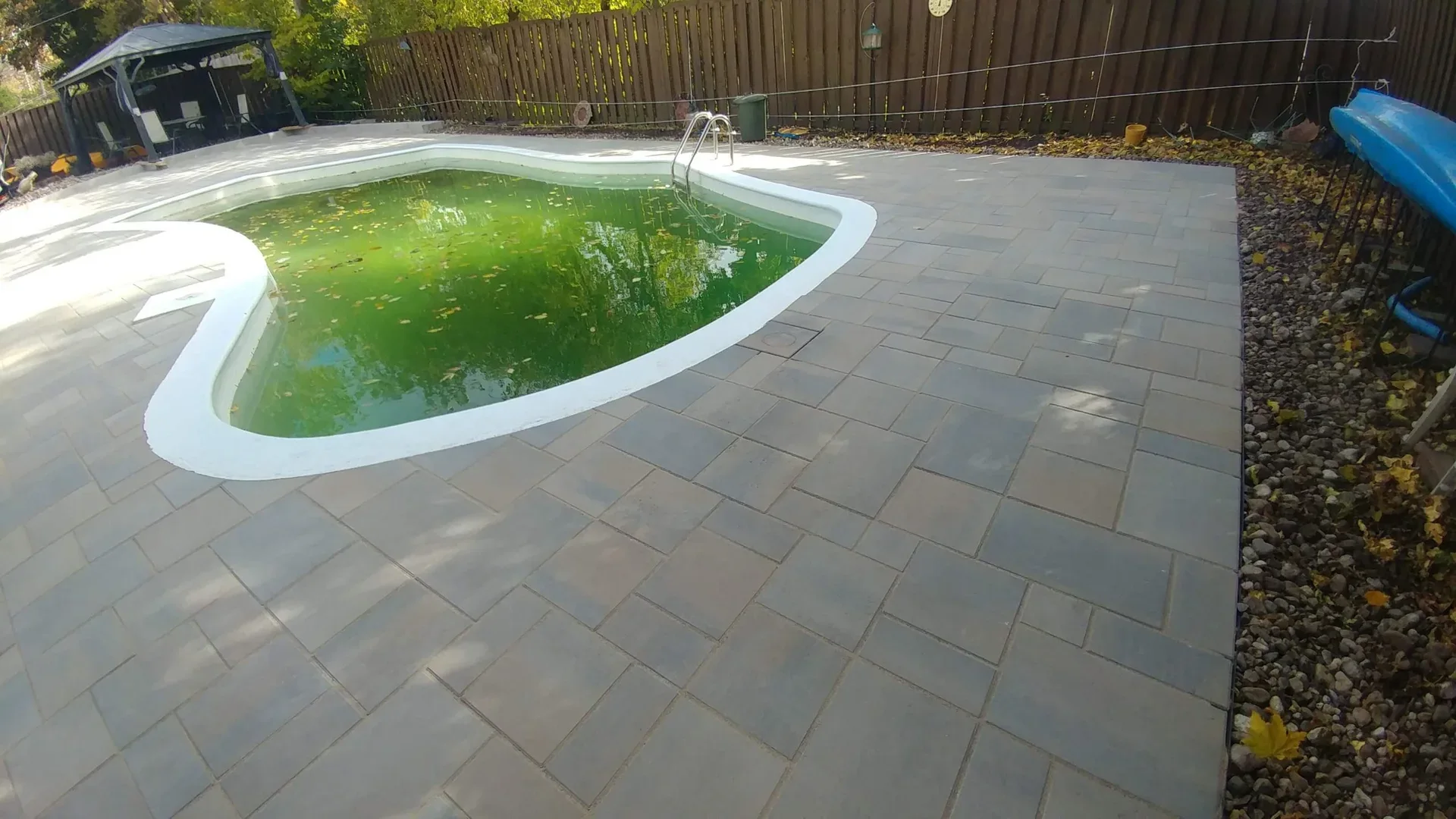 Paving following the curved edge of a pool